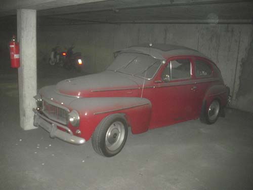 Buckelvolvo Oldtimer eingestaubt in Tiefgarage
