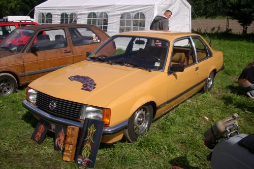 Opel Rekord E extrem tief